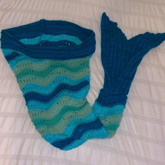 Knitted mermaid slide in blanket - Picture 2 of 4